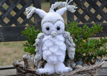 Meine neueste Arbeit hat nach Vorlage von
KuemaTutorials- Flauschige Schneeeule Hadwig
Gestalt angenommen und hat sich zu einem Türstopper für meine Schwiegertochter entwickelt. Ursprünglich hatte sich mein lieber Mann eine Miniausgabe für seinen Autospiegel gewünscht. Da jedoch leider bei der Beschreibung keine Größenangabe nach Fertigstellung angegeben war und sich beim Arbeiten ein viel zu großes Modell entwickelt hatte, nämlich etwa 30 cm, wurde halt ein Türstopper daraus und ich musste mir eine Miniausgabe erarbeiten. Nach etlichen Fehlversuchen wurde jedoch noch eine süße Minieule mit einer Größe von nur noch etwa 18 cm geboren, wie ich finde, sehr gelungen. Nun meine Frage, darf ich die Anleitung der Miniausgabe veröffentlichen, ohne Probleme zu bekommen?
Danke für diese hübsche Idee.