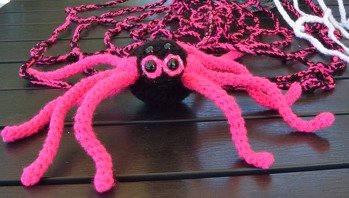 Es ist bald Halloween und auf Wunsch meiner süßen Enkelin habe ich ihr in pink und schwarz Netz und Spinne für ihr Zimmer gehäkelt.