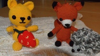 Unsere ganze Familie wünscht sich Schlüsselanhänger. Teddy, Fuchs ,Igel und Erdbeere waren die ersten Anhänger.