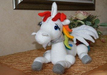 Das Einhorn hat meine Enkelin zum Geburtstag erhalten.Sie lässt es nicht mehr los. Ich habe es nach einer gekauften Anleitung von dinegurumi gehäkelt.