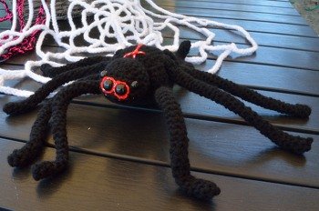 Auch mein süßer Enkel wünschte sich eine Spinne mit roten Augen ebenfalls für Halloween.