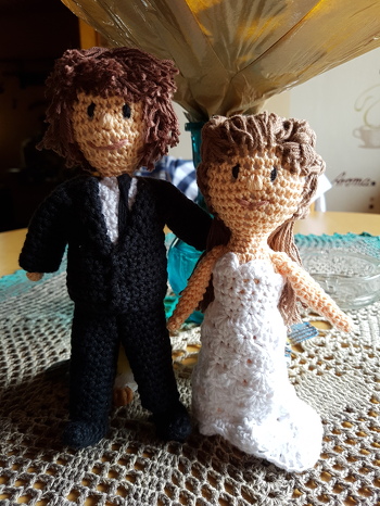 Dieses Brautpaar habe ich nach Anleitung von carinas-haekelwelten gearbeitet. ich habe mit Baumwollgarn gearbeitet mit der Lauflänge von 125 m/50g und das Brautpaar ist ...Sie 18cm , Er 20 cm groß. Es hat viel Spaß gemacht.