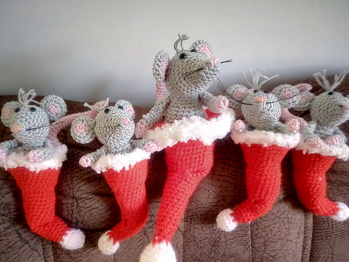 5 süße Weihnachtsmäuschen ziehen nach Berlin.
Die Anleitung zu diesen zuckersüßen Tierchen ist von Rimajas.