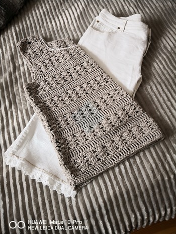 Super einfache Anleitung, sehr empfehlenswert für Anfänger. Toll beschrieben!! Mir hat es sehr viel Spaß gemacht, dieses Top nachzuhäkeln, ich würde auch schon sehr oft darauf angesprochen, wird nicht mein letztes sein, es gibt noch ein ähnliches, das werde ich auch noch nacharbeiten, so bald ich die passende Wolle für mich gefunden habe...
Vielen lieben Dank, für die Kostenlose Anleitung :-)