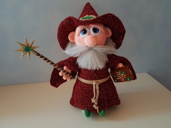 Simsalabim, mein Zauberer ist fertig.  Hat sehr viel Spaß gemacht. Nach einer Anleitung von Dinegurumi.