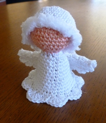 Mein Engelchen mit geänderten Flügeln. Es bekommt noch 