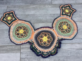 Sehr schönes,  ausgefallenes Tuch Edeltraut von Petra Perle. Ging super mit der Anleitung zum nacharbeiten.