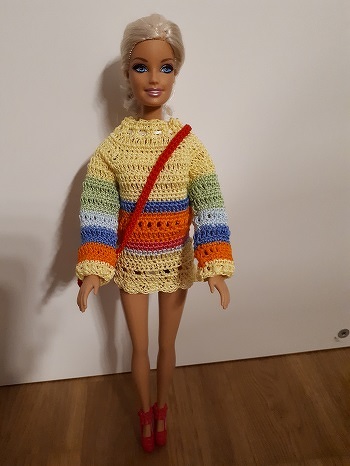 Juhu, mein 1. Pullover in RvO ist fertig, wenn auch erst mal nur an Barbie probiert. Es hat funktioniert. Der Pullover ist eine Eigenkreation von mir, und gleichzeitig Resteverwertung.
Da er oben etwas weit war, trotz Kragen, hab ich ein Band durchgezogen, und hinten noch ein Knopf angenäht zum an- und ausziehen.