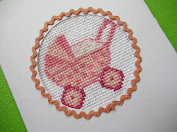 Glückwunschkarte zur Geburt eines Mädchens, auf Aida-Band 2-fädig gestickt.