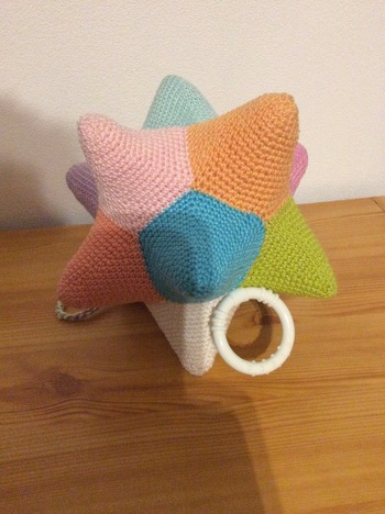 Ich habe die Zacken zwei Reihen größer gehäkelt und konnte so  eine Spieluhr einarbeiten
.... weißt du wieviel Sternlein stehen ......