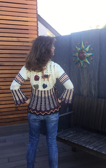 Die Jacke 500 nach Anleitung von Petra Perle, das Motiv am Rücken habe ich abgeändert  ♥️