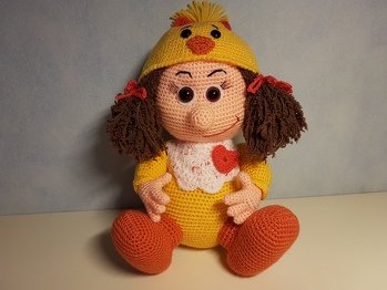 Meine Puppe im Kükenkostüm. Ich fand die Anleitung (Havva Design) so niedlich, musste ich
haben. Es hat sich gelohnt. :-)