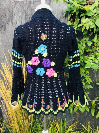 Meine dritte Jacke 500 von Petra Perle, das sagt alles zur Anleitung ♥️ Die Blumen sind Eigenentwurf.