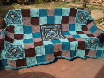 Diese Decke war eigentlich nur für meine Beine in einer kühlen Sommernacht geplant.
Jetzt misst sie 2,00 X 1,40 m und reicht für 8 Beine. Konnte nicht aufhören ????