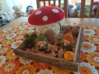In einer älteren Zeitschrift habe ich das Pilzhaus wiederentdeckt. Die Zwerge habe ich Schneewittchen geklaut (da gab es vor Jahren mal eine Märchenzeitung).  Ich finde es als Herbstdeko prima.