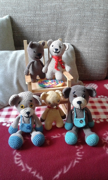 Ich häkele gerne Teddys. Das geht einfach und macht mir viel Spaß. Manche Anleitungen wandle ich ab.