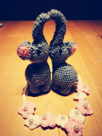 Nach einer Anleitung von crazyPatterns gearbeitete Elefanten als Geschenk an ein Brautpaar.