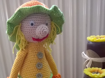 Trudchen ist zur Herbstzeit fertig geworden. Meine Enkelin bezeichnet Trudchen als Erntedankfigur. Das gefällt mir.
Ich hab sie etwas abgewandelt. Mein Trudchen hat Augen bekommen, aber dafür keine Schuhe. Vielleicht werde ich die später häkeln. Vielen Dank an Wollbine für die schöne Anleitung.