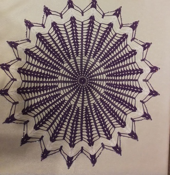 Ich habe dieses Deckchen von Geraldin Atelier nachgearbeitet. Diese Anleitung ist leicht und verständlich erklärt, und auch für Anfänger geeignet.