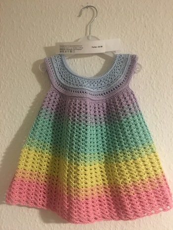 Ich hab es nach der Anleitung von Crisaswelt gehäkelt, es war alles sehr schön erklärt.
Die anleitung war gut verständlich und wenn man einmal im Rythmus war konnte man es fast blind weiter Häkeln.
Ich kann die Anleitung gut weiterempfehlen.