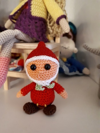 hier ist mein Mini-Zwerg aus dem Märchen-Amigurumi-Heft.
Im Kopf hab ich eine Styropor-Kugel. Häkelt sich relativ schnell. Weitere folgen noch.