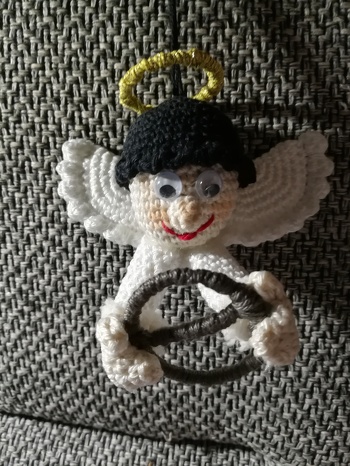 Eigentlich war bei dem Engel eine Zuckerstange in den Händen, aber als Auto Schutzengel passt es so halt besser...