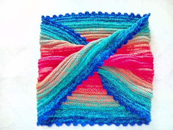 Konnte lange nichts mehr posten, da ich Probleme mit meinem Handgelenk hatte und nicht stricken konnte. jetzt geht es wieder. Habe mir nach Anleitung von Sylvia Rasch einen Möbius-Schal mit 4-fädigem Lace-Garn der Garnmanufaktur gestrickt.