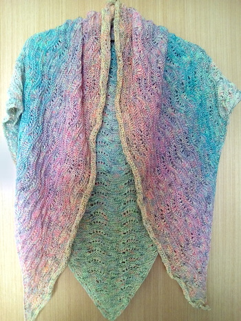 Endlich !!! Mein Dreieck-Tuch im Wellenmuster aus 4-fädigem Lacegarn von der Garnmanufaktur und einer Anleitung von Verena Hug ist fertig. Werde überall darauf angesprochen. Man kann damit jedes Outfit einfach und effektvoll aufpeppen.