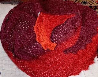 Drachenstrahl aus Lang Yarns Puno, gestrickt nach Anleitung von Veronika Hug.
Mit der dünnen Wolle habe ich für die erste Hälfte 24 Zacken gestrickt, habe aber immer noch 60g vom 200g-Bobbel übrig!