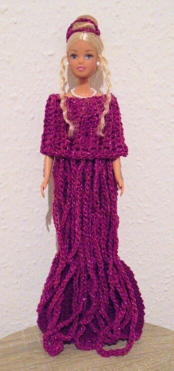 Dieses Kleid besteht im Wesentlichen aus einer langen Luftmaschenschlange.
Für Anfänger ungemein geeignet!