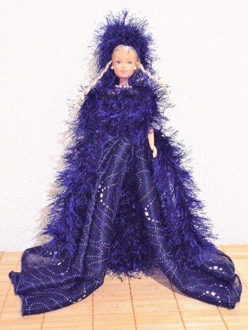 Dieses Kleid (russisches Wintermärchen), besteht aus Häkelmaterial und einem Schal.