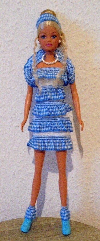 Dieses Kleid besteht aus einem Bastelband (von Tedi).