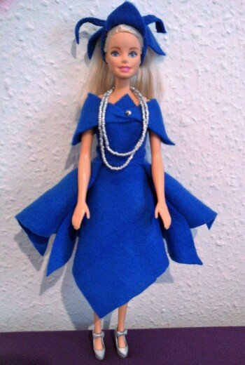 Dieses Kleid wurde aus Fleece gemacht.
Das Material ist günstig und erfordert nicht viel Näharbeit (Säumen).
Man kann auch als Anfänger sehr kreativ sein.