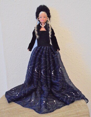 Diese Kleid besteht aus Samtärmeln, einem Gummiband als Oberteil und einem Schal als Rock. Es war sehr leicht herzustellen, da ich noch Anfänger bin.