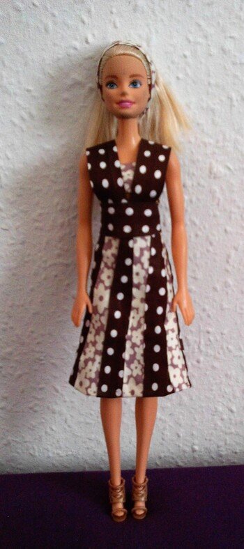 Dieses Kleid entstand aus Geschenkbändern auf Rollen, wie man sie überall in Drogeriemärkten erhalten kann.