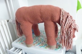 Endlich habe ich es fertig,die Teile zum Häkeln waren wirklich gut erklärt,das zusammennähen hat mir einige graue haare beschert.Ich hoffe mein Urenkel freut sich darüber