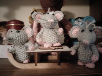 Nach zahlreichen Weihnachtsmützen Mäuschen, jetzt 3 mit Beinen. Sie sind auch von Rimajas erdacht und zuckersüß.