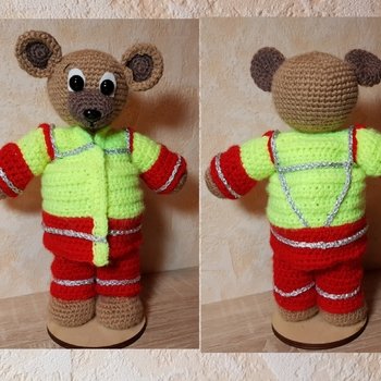 Ich habe mal ein Sani-Bärchen für eine angehende Rettungssanitäterin gehäkelt. Es wird ein Weihnachtsgeschenk, obwohl ich den Teddy mittlerweile sehr ins Herz geschlossen habe. :)