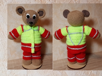 Ich habe mal ein Sani-Bärchen für eine angehende Rettungssanitäterin gehäkelt. Es wird ein Weihnachtsgeschenk, obwohl ich den Teddy mittlerweile sehr ins Herz geschlossen habe. :)