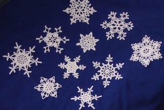 Die Schneeflocken, entworfen von Caitlin Sainio, haben einen grossen Nachteil: Sie machen süchtig und im Nu hat man ein ganzes Schneegestöber!