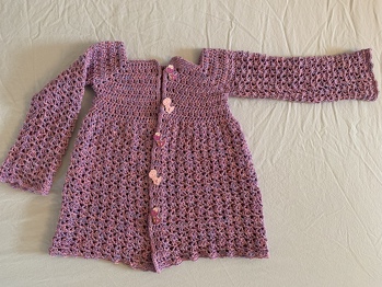 Dieses Jäckchen ist nach einer Anleitung von Wollholic-Claudia entstanden. Die Anleitung ist super verständlich und leicht nachzuarbeiten :-)