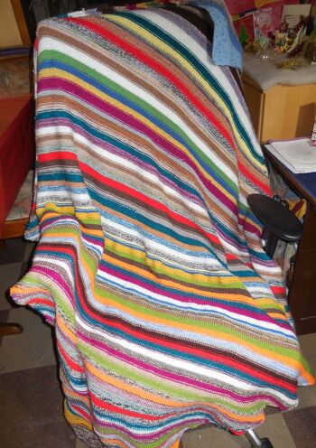 meine Wollrestedecke in der Diagonalen gestrickt