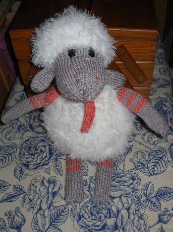 das Schaf war mal ein Geburtstagsgeschenk für die älteste Enkeltochter, sie liebt Schafe