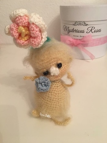 Eine wunderschöne Anleitung von Wooly-Gurumis mit vielen liebevollen Bildern gut erklärt was meiner Meinung auch für Anfänger geeignet ist
Der kleine Blumen Troll ist eine tolle Fensterbrett Dekoration bei mir zu Hause