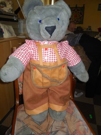 meinen Sammy hab ich vor 10 Jahren selber entworfen und von Hand genäht, finde da bekommen die Teddys erst so richtig Charakter. Seine Lederhose und das Hemd habe ich auch extra für ihn selber entworfen. Sammy wohnt immer nooch bei mir