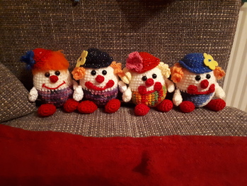 Diese 4 Clowns sind nur wenige von denen die noch folgen werden . Tolle Anleitung und als Geschenk zum zaubern eines lächelnd, wunderbar geeignet