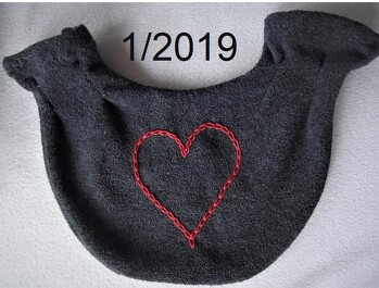 Ich habe einen Paarhandschuh / Partnerhandschuh aus einem alten Pullover genäht. Das Herz habe ich darauf gestickt, ich glaube er heißt 