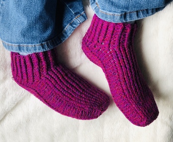 Hüttenpuschen in Gr.38 gehäkelt mit 5fädigem Hochbauschacryl und NS 3,5