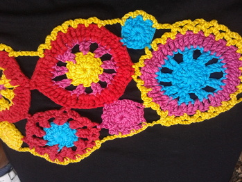 Freestyle-häkeln. Das Sommerkleid erinnert nun ein wenig an die Marke Desigual.