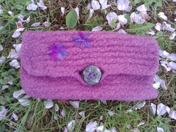 Beim Filzen in der Waschmaschine zieht sich das Gewebe auf ein Drittel zurück.